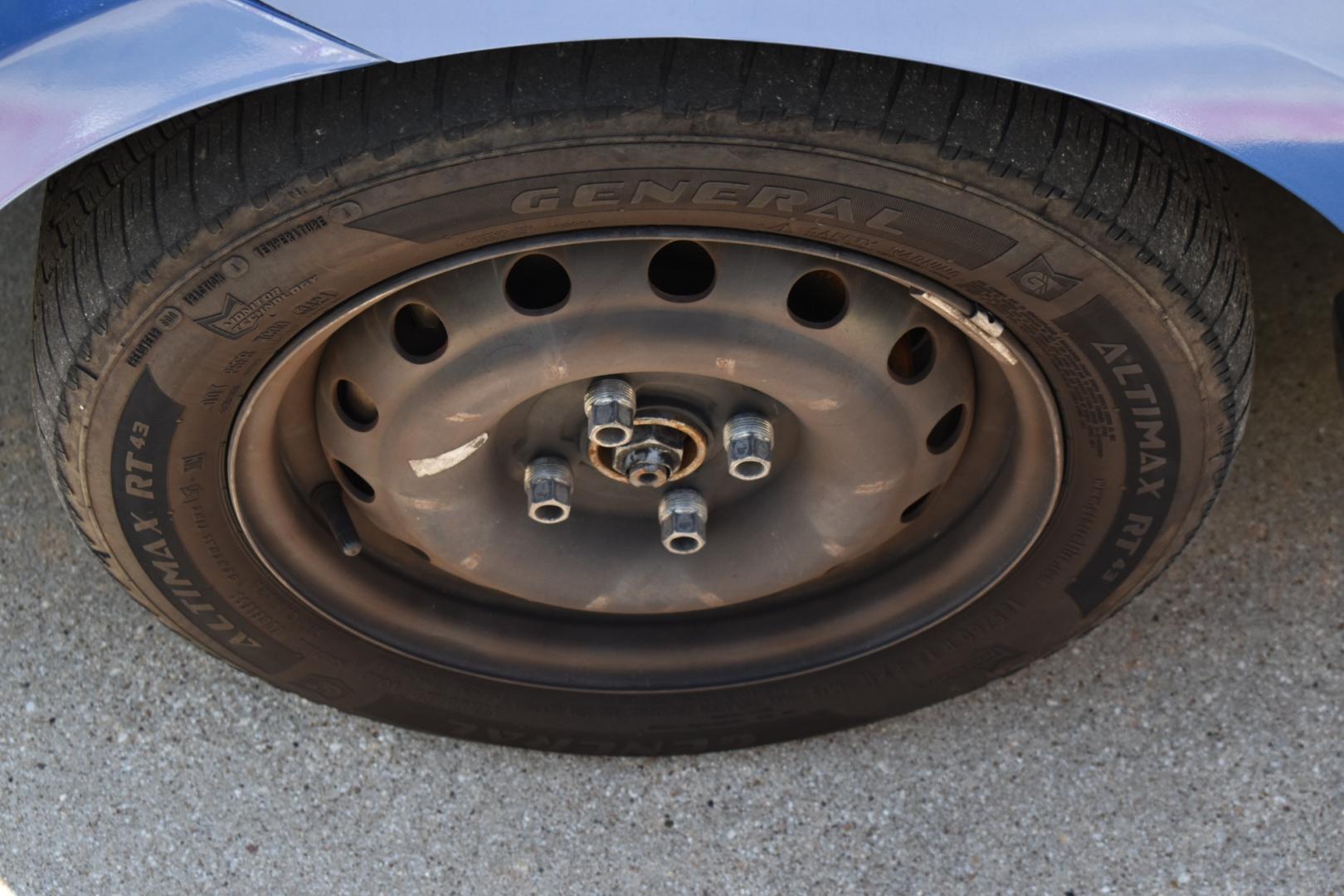 2009 Blue /Gray Chevrolet Aveo5 (KL1TD66E49B) with an 4.1.6L engine, 4 SPEED AUTOMATIC transmission, located at 5925 E. BELKNAP ST., HALTOM CITY, TX, 76117, (817) 834-4222, 32.803799, -97.259003 - Buying a 2009 Chevrolet Aveo5 LS can offer several benefits: Affordability: As a compact car from over a decade ago, the Aveo5 LS is likely to be quite affordable, making it an attractive option for budget-conscious buyers. Fuel Efficiency: The Aveo5 LS is known for its good fuel economy, which - Photo#22